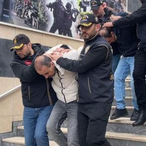 Kan donduran cinayet: Eşiyle ilişkisi olduğunu d&uuml;ş&uuml;nd&uuml;ğ&uuml; adamı &ouml;ld&uuml;rd&uuml;