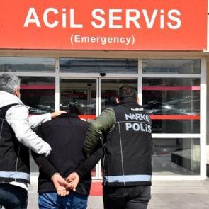 "Yutma y&ouml;ntemiyle" uyuşturucu sevkiyatı! 2 ş&uuml;pheli kıskıvrak yakalandı