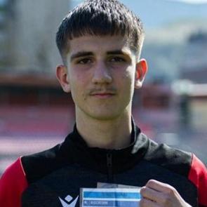 14 yaşında &uuml;lkesinin kaderini değiştirdi! Kahraman ilan edildi