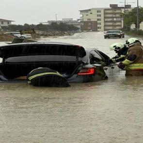 3 ilde yollar g&ouml;le d&ouml;nd&uuml;, evleri su bastı! Mahsur kalan ara&ccedil;lar var