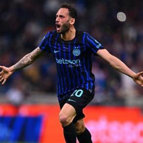 7 goll&uuml; ma&ccedil;ta farka gittiler! Hakan, Zeki'yi 5 golle &uuml;zd&uuml;