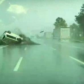 Adana gişelerinde bariyerlere &ccedil;arpan panelvan takla attı