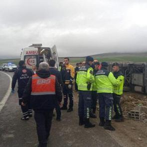 Aksaray'da otob&uuml;s devrildi: 20 yaralı!