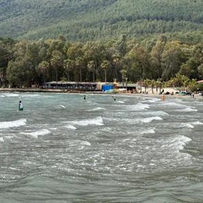 Akyaka&rsquo;da sezon erken a&ccedil;ıldı: 16 derecede deniz keyfi!