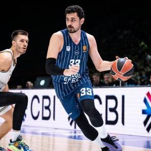 Anadolu Efes, deplasmanda farklı galip
