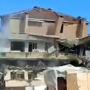 Avcılar'da kentsel d&ouml;n&uuml;ş&uuml;mdeki bina tek darbeyle saniyeler i&ccedil;inde yerle bir oldu