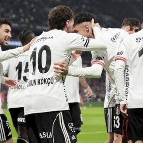Dolmabah&ccedil;e'de gol yağmuru! Kartal yıldızlarıyla y&uuml;ksekten u&ccedil;tu