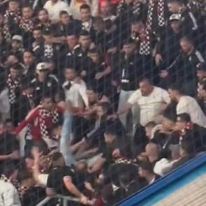 Beşiktaşlı taraftarlar Fenerbah&ccedil;e derbisinde birbirlerine girdi! 