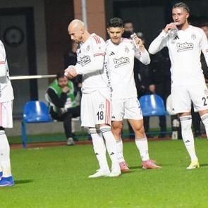 Beşiktaş'ta gen&ccedil; oyuncu 'Diş operasyonu' sebebiyle kadrodan &ccedil;ıkarıldı