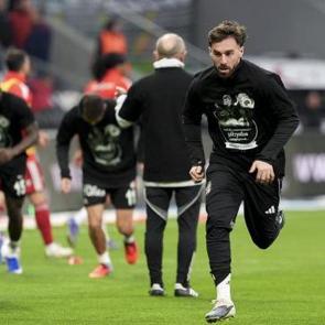 Beşiktaş&rsquo;tan Lucescu&rsquo;ya vefa: Dolmabah&ccedil;e'de duygusal anlar