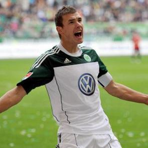 Bombalar altında b&uuml;y&uuml;yen &ccedil;ocuk &uuml;lkesinin umudu oldu! İşte yaşayan efsanenin hayatı