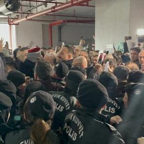 Bursa&rsquo;da se&ccedil;im &ouml;ncesi provokasyon: CHP&rsquo;liler camları kırarak belediyeye girdi