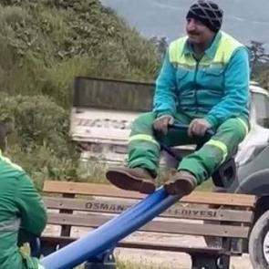 Bursa'da temizlik iş&ccedil;ilerinin tahterevalli molası g&uuml;l&uuml;msetti