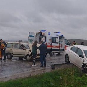 &Ccedil;orum'da 2 ara&ccedil; kafa kafaya &ccedil;arpıştı: 3 yaralı