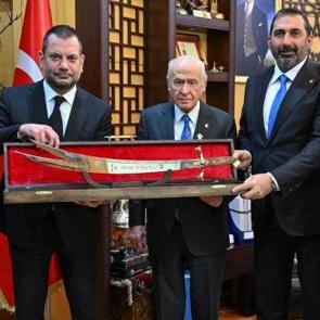 Devlet Bah&ccedil;eli&rsquo;ye anlam y&uuml;kl&uuml; hediye: Trabzonspor&rsquo;dan nostaljik jest