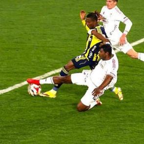 D&uuml;nyaca &uuml;nl&uuml; eski hakem Fenerbah&ccedil;e-Beşiktaş derbisindeki penaltı kararı sonrası &ccedil;ıldırdı!