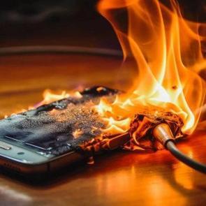 Telefonunuz alev alabilir: Siz de acilen yapın! Yangın &ccedil;ıkarıyor