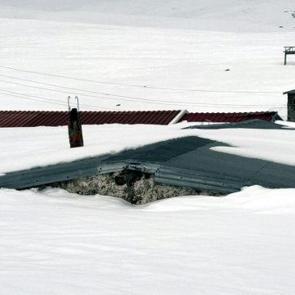 Evler baharda kar altında kaldı