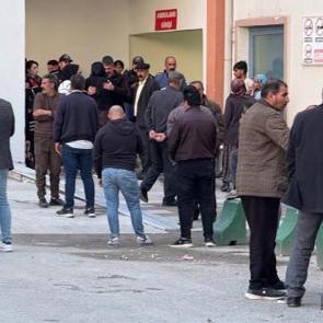 K&ouml;y&uuml;n ortasında korkun&ccedil; olay: 2 kişi &ouml;ld&uuml;, 6 yaralı