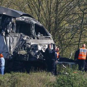 Fransa'da hızlı tren kamyonla &ccedil;arpıştı