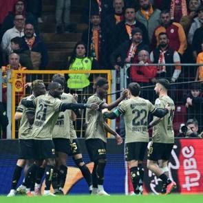 Galatasaray'a evinde ağır darbe! S&uuml;per Lig'de zirve karıştı
