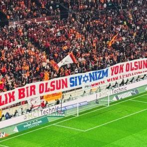 Galatasaray taraftarlarından anlamlı pankart! 'Siyonizm yok olsun'