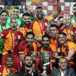 Galatasaray'ın eski yıldızı futbolu bıraktı! 2 yılda 3 kupa kazanmıştı