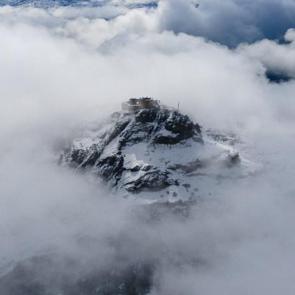 Giresun&rsquo;dan masalsı g&ouml;r&uuml;nt&uuml;ler: Şebinkarahisar Kalesi beyaz &ouml;rt&uuml; altında