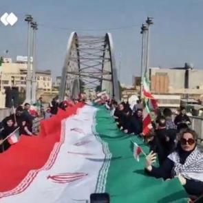 İran halkı n&ouml;bette: K&ouml;pr&uuml; ve santrallerde insan zinciri