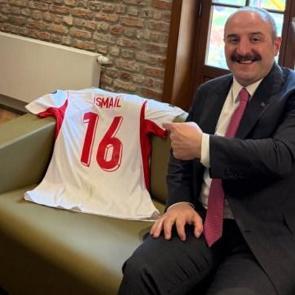 İsmail Y&uuml;ksek'ten Mustafa Varank'a anlamlı hediye! 