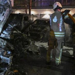 İstanbul'da yangın! &Ccedil;ok sayıda l&uuml;ks ara&ccedil; k&uuml;le d&ouml;nd&uuml;! Kundaklama ş&uuml;phesi