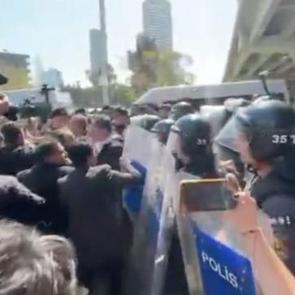 İzmir&rsquo;de tahliye provokasyonu: CHP&rsquo;lilerden polise saldırı ve k&uuml;f&uuml;r