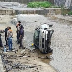 Kanala u&ccedil;an otomobildeki anne ve bebeği kurtarıldı