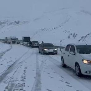 Kar bir anda bastırdı, ulaşım durma noktasına geldi! &Ccedil;ok sayıda ekip b&ouml;lgede