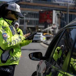 Kavga ama&ccedil;lı ara&ccedil;lardan inen s&uuml;r&uuml;c&uuml; ve yolculara rekor ceza! Tam 900 bin lira...
