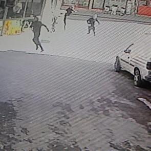 Kurşuna karşı &ccedil;akmak: Akılalmaz anlar kamerada