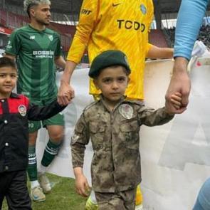 Minik taraftarlar Polis Haftası kapsamında &uuml;niforma ile sahaya &ccedil;ıktı