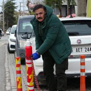 'M&uuml;lk&uuml;m' dedi, kaldırıma sıra sıra duba dizdi! İşte şaşkına &ccedil;eviren hadise 