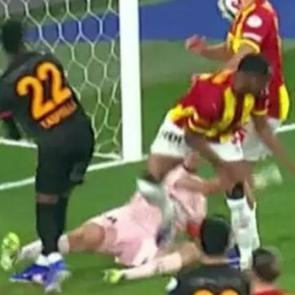 Okan Buruk ve G.Saraylılar isyan etmişti! Trio penaltı beklenen pozisyonda ters d&uuml;şt&uuml;