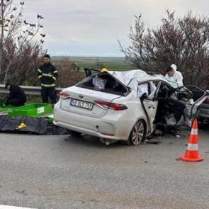 Otomobiller kafa kafaya &ccedil;arpıştı: 4 &ouml;l&uuml;