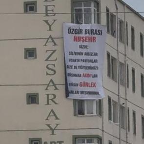 &Ouml;zg&uuml;r &Ouml;zel'e pankart şoku! Mitingin &ouml;n&uuml;ne ge&ccedil;ti! &Ccedil;ılgına d&ouml;nd&uuml;! Nasıl izin verirsiniz