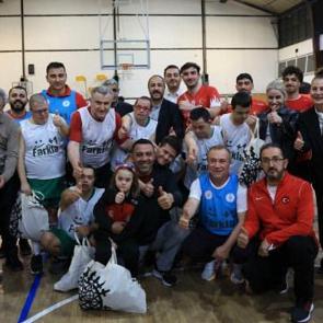 Parkede sevgi kazandı! Bakanı Bak, down sendromlu &ouml;zel sporcularla ma&ccedil; yaptı