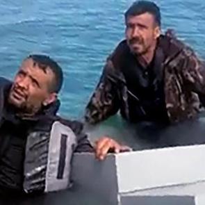 Su alan teknedeki 3 kişiyi, balık&ccedil;ılar kurtardı