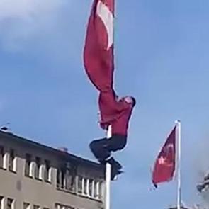 R&uuml;zg&acirc;rda dolanan bayrağı kurtarmak i&ccedil;in 15 metrelik direğe tırmandı