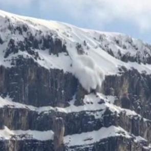 Şırnak'ta dağlardan kopan kar k&uuml;tleleri şelaleye d&ouml;n&uuml;şt&uuml;