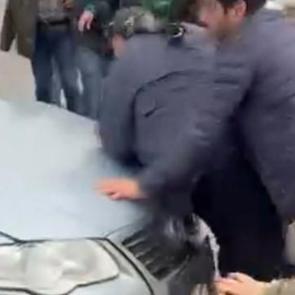 Siverek'te dehşet: 14 yaşındaki &ccedil;ocuğa &ccedil;arptı, vatandaşların &uuml;zerine s&uuml;r&uuml;p ka&ccedil;tı