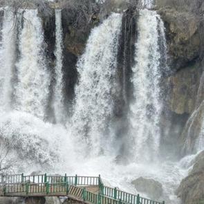 Son 20 yılın en coşkun hali: Sivas&rsquo;ta obrukla oluşan şelale ziyaret&ccedil;i akınına uğradı