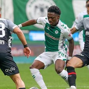 İla&ccedil; gibi galibiyet! Fatih Karag&uuml;mr&uuml;k'&uuml; 3 golle yıkan Konyaspor u&ccedil;uşa ge&ccedil;ti