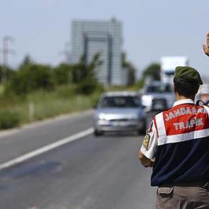 Trafikte makas atan s&uuml;r&uuml;c&uuml; cezasız kalmadı