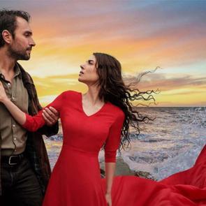 Ulaş Tuna Astepe, Deniz Baysal&rsquo;a doğum g&uuml;n&uuml;nde altın hediye etti!